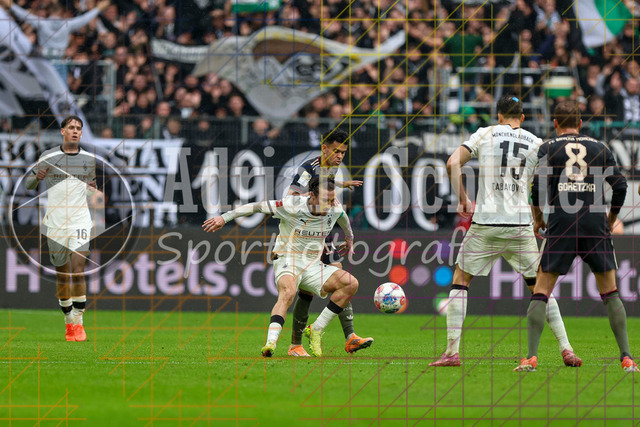 Borussia Mönchengladbach vs FC Bayern München - Bundesliga  | Mönchengladbach, Deutschland, 25.10.25:   Rocco Reitz (Borussia Mönchengladbach) und Luis Diaz (FC Bayern München) im Kampf um den Ball waehrend des Spiels der Bundesliga zwischen Borussia Mönchengladbach vs FC Bayern München im Stadion im Borussia Park(Foto von Brauer-Fotoagentur / Adrian Schlueter)