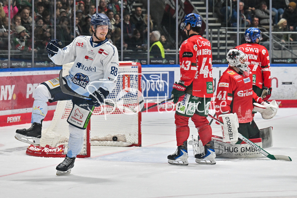 Augsburger Panther - Straubing Tigers | Augsburg, DEUTSCHLAND - 14. NOVEMBER: Jubel der Gäste nach dem Treffer zum 2-7 durch Wade ALLISON (Straubing Tigers 88) / Tor / Torschuetze / Freude / Happy beim Ligaspiel zwischen den Augsburger Panthern und den Straubing Tigers am 18. Spieltag der Penny DEL im Curt Frenzel Stadion am 14.11.2025