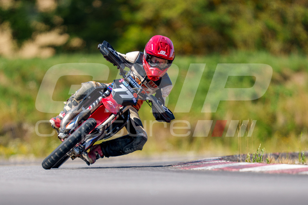 SuperMoto_Staatsmeisterschaft_Fuglau-natural-538 | GRIPcapture steht für authentische Sportfotografie in Österreich – für Momente, die mehr sind als Geschwindigkeit oder Ergebnis. Es geht um Emotion, Spannung, Fokus und den Augenblick, der oft nur einen Wimpernschlag dauert.Ob Motorsport, Teamsport oder 