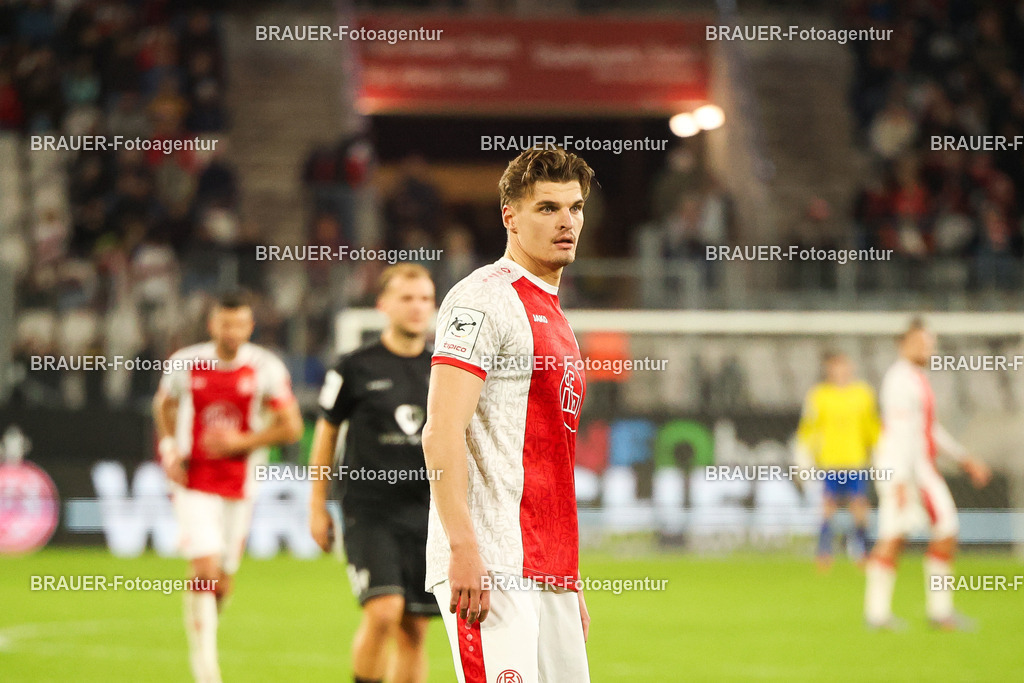 Rot-Weiss Essen - 1.Fc Schweinfurt | Essen, Deutschland, 02.11.2025 Marek Jansen  (Rot-Weiss Essen) schaut während des 3.Liga Spiels zwischen  Rot-Weiss Essen und 1.Fc Schweinfurt am 02.11.2025 im Stadion an der Hafenstraße in Essen. (Foto von Timo Bluhmki-Schmidt/Brauer Fotoagentur