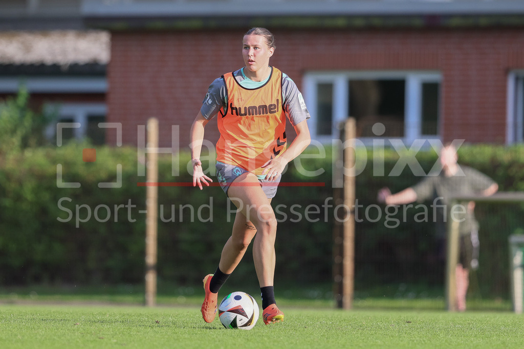 Fussball, Google Pixel Frauen-Bundesliga, Training SV Werder Bremen | v.li.: Larissa Mühlhaus (SV Werder Bremen, 7) am Ball, Freisteller, Einzelbild, Ganzkörper, Aktion, Action, Spielszene