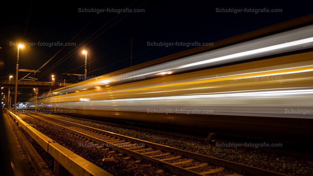 fahrender Zug | Fahrender Zug in der Nacht - Realisiert mit Pictrs.com