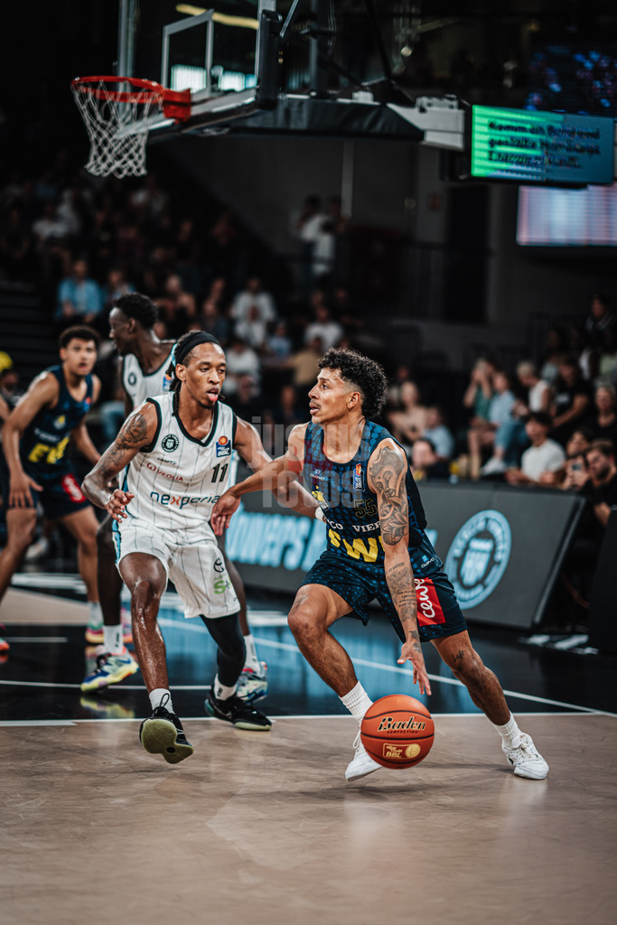 Basketball | Männer | Saison 2024/2025  | easyCredit Basketball Bundesliga | Testspiel | Veolia Towers Hamburg vs. EWE Baskets Oldenburg | 25.08.2024 | v.l. Keondre Kennedy (#11, Veolia Towers Hamburg) gegen Eli Brooks (#55, EWE Baskets Oldenburg)