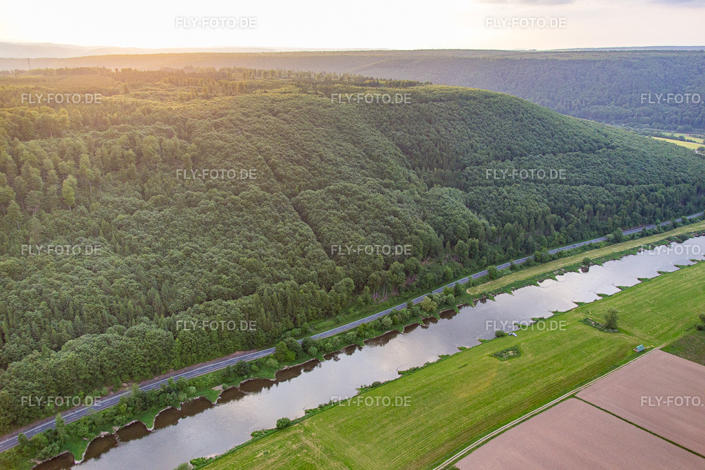 Verlauf der Weser zwischen Hessen und Niedersachsen | Luftbild: Verlauf der Weser zwischen Hessen und Niedersachsen im Ortsteil Wahmbeck in Bodenfelde im Bundesland Niedersachsen in Deutschland. Foto: IMG_079572.jpg vom 24.05.2015 durch Werner Riehm/FLY-FOTO.de - Realisiert mit Pictrs.com