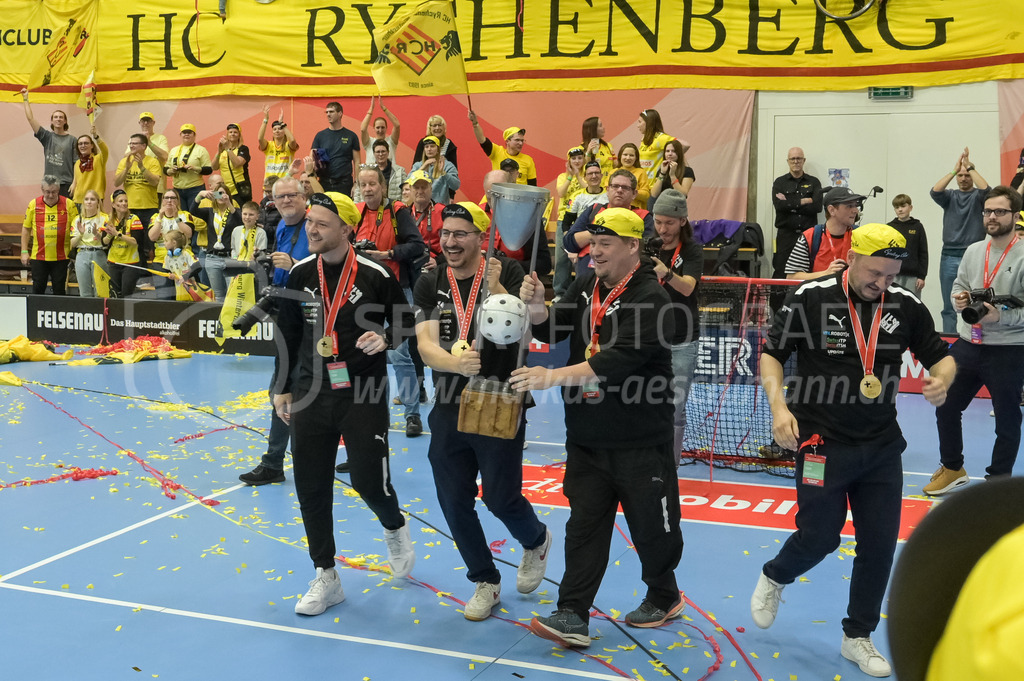 Zug United vs HC Rychenberg - 22. February 2025 | Zug United vs HC RychenbergSporthalle Wankdorf, BernMirco Castelletti (Torhütertrainer HC Rychenberg), Samuel Eberle (Head Coach HC Rychenberg), Tero Kotilainen (Assistent HC Rychenberg) und Kari Koskelainen (Assistent HC Rychenberg) mit dem Pokal.Bild: Sportfotografie Markus Aeschimann | www.markus-aeschimann.ch - Realisiert mit Pictrs.com