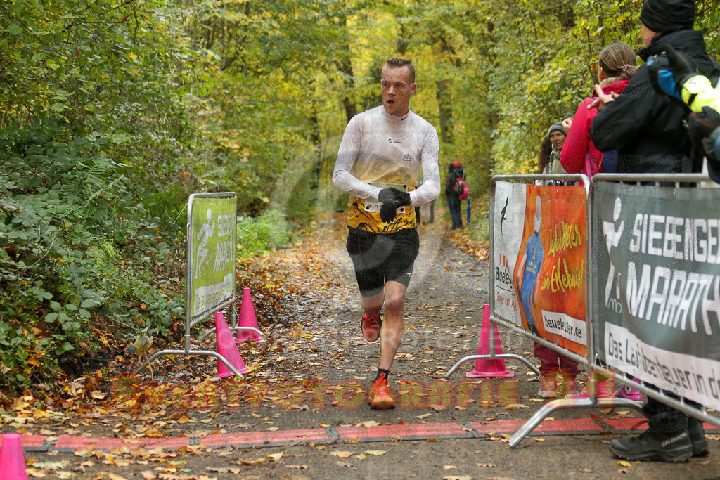251026_1159_EX1_9828 | Sportfotografie im Rhein-Sieg Kreis, Köln, Bonn, NRW, Rheinland Pfalz, Hessen, etc. Unser Tätigkeitsfeld umfasst den Laufsport vom Volkslauf über den Marathon, Duathlon, Triathon bis zum Ultralauf wie Kölnpfad Ultra oder Schindertrail.