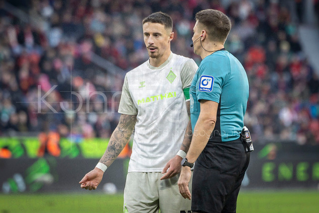 German Bundesliga, Bayer 04 Leverkusen vs. SV Werder Bremen, 24.01.2026 | LEVERKUSEN, GERMANY - JANUARY 24: Marco Friedl (SV Werder Bremen, 32) discusses with referee Tobias Reichel (Sindelfingen) during the German Bundesliga match on gameday 19 between Bayer 04 Leverkusen vs. SV Werder Bremen at BayArena on January 24, 2026 in Leverkusen, Germany. DFL REGULATIONS PROHIBIT ANY USE OF PHOTOGRAPHS AS IMAGE SEQUENCES AND/OR QUASI-VIDEO.