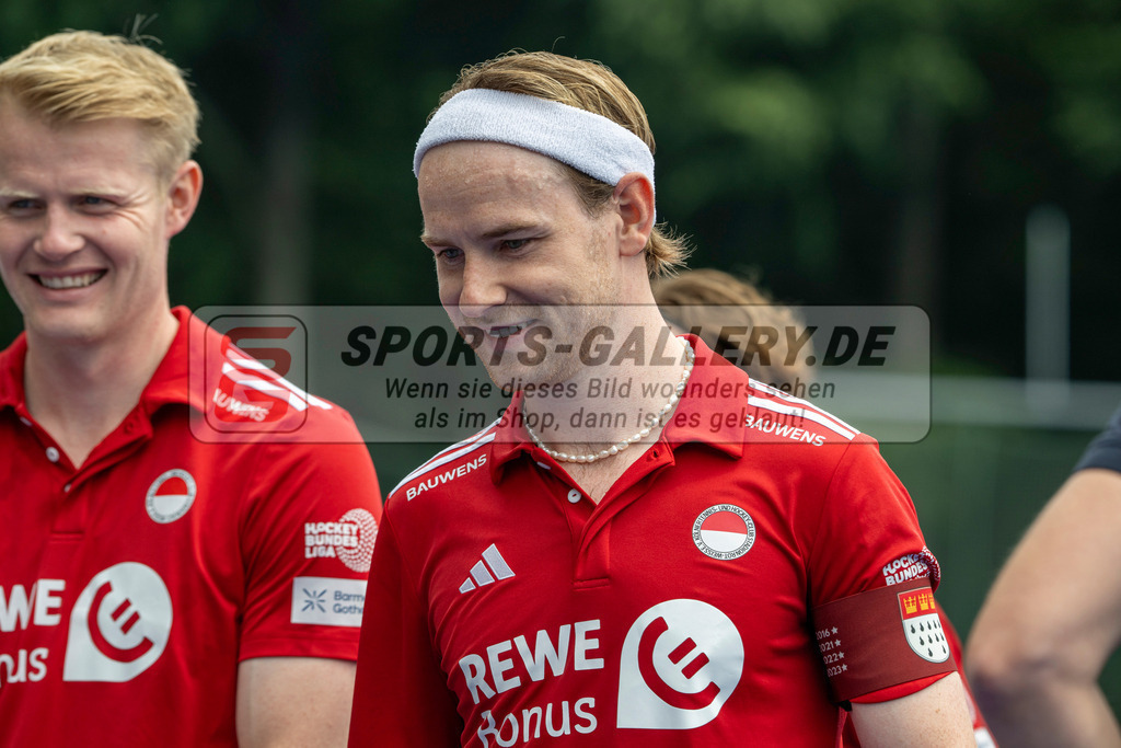 Final4_20250601-1423-Z09_4423 | Krefeld, Deutschland, 01.06.2025:  Feldhockey Final4 2025 – „Deutsche Feldhockey-Meisterschaften 2025“ Crefelder HTC - Rot-Weiss Köln (Finale Herren) im Gerd-Wellen-Hockeyanlage am 01.06.2025 in Krefeld, Deutschland. (Foto von Kramhöller/Fehrmann/Kaste)Krefeld, Germany, 01.06.2025: Feldhockey Final4 2025 – „Deutsche Feldhockey-Meisterschaften 2025“ Harvestehuder HTC - Düsseldorfer HC (Finale Damen) in Gerd-Wellen-Hockeyanlage at 01.06.2025 in Krefeld, Deutschland. (Foto from Kramhöller/Fehrmann/Kaste)
