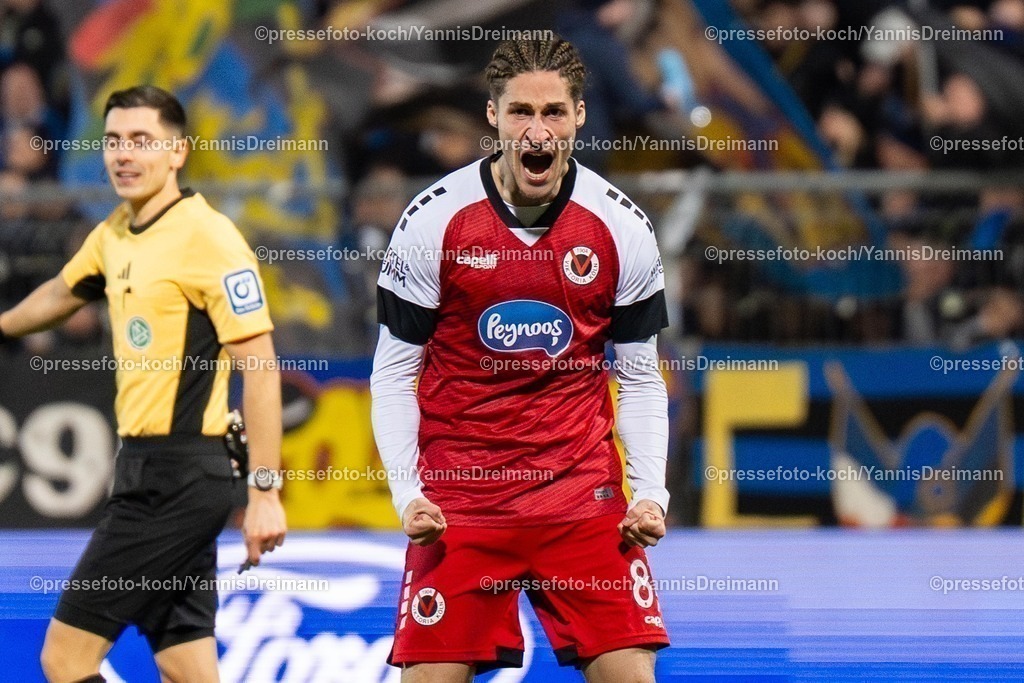 xYDR2802250101027 | 28.02.2025, xydrx, Fußball, Viktoria Köln - 1.FC Saarbrücken, 3.Liga, Sportpark Höhenberg, Saison 2024 2025: Donny Bogicevic (Viktoria Köln #8) jubelnd über sei Tor zum 1-1. DFB regulations prohibit any use of photographs as image sequences and or quasi-video.