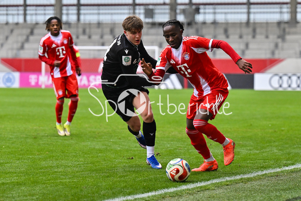 FC Bayern München - Hannover 96 | MUNICH, GERMANY - 15. FEBRUARY: im duell Oskar SCHWARZ (Hannover 96 U19 11) und Richard AJAYI (FC Bayern München U19 3) während dem Spiel zwischen der U19 des FC Bayern München und der U19 von Hannover 96 am 2. Spieltag der Hauptrunde der U19-DFB-Nachwuchsliga am FC Bayern Campus