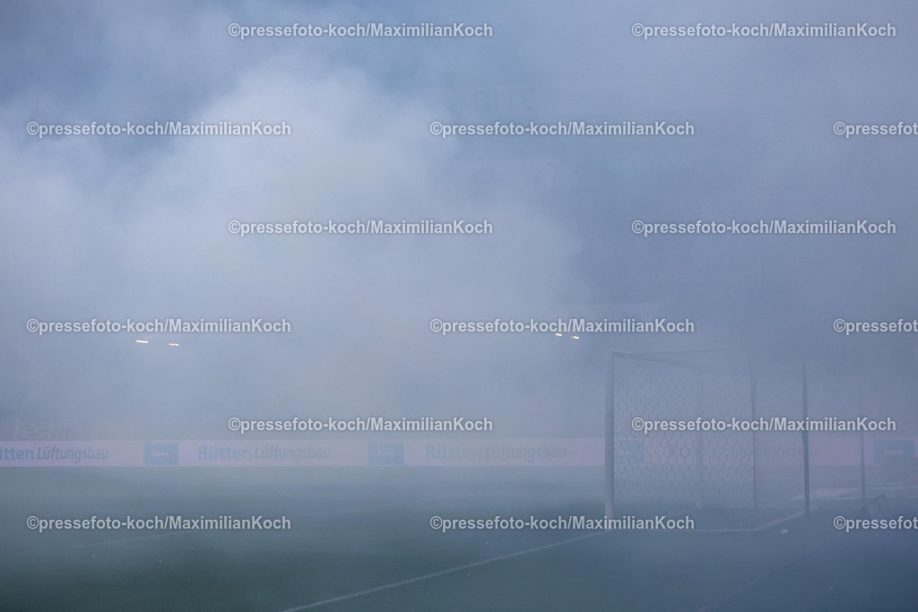 RWE04032602003 | 2026.03.04, Fußball, 3.Liga Herren, Rot-Weiss Essen -  SV Waldhof Mannheim, Stadion Hafenstraße, 27.Spieltag, Saison 2025 / 2026: Dichter Rauch. Nebel zieht nach der Choreo auf der Haupttribüne durch das Stadion Symbolbild Tor im dichten Nebel  DFB regulations prohibit any use of photographs as image sequences and or quasi-video.