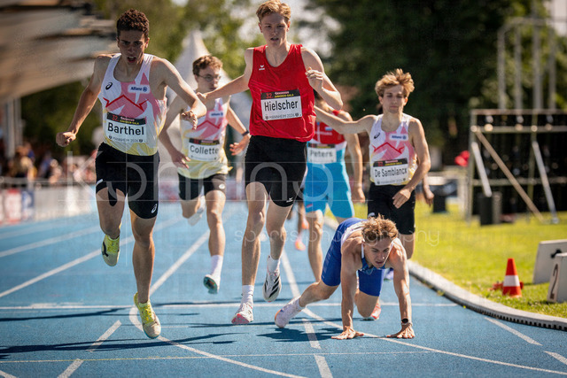 Juniorengala 2026; Mannheim, 13.06.2026 | MANNHEIM, GERMANY - JUNE 13, 2026 :  Lucas Barthel (BEL/Belgium), Theo Hielscher (GER/TSV 1860 Stralsund), with Peter Csikos (SVK/Slovakia) falling competing in the men’s U20 800m final during the Juniorengala 2026 at Michael-Hoffmann-Stadion on June 13, 2026 in Mannheim, Germany.