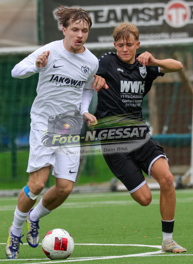 BV Stift Quernheim - SV Hausberge | Auf dem Bild zu sehen: weiß BV Stift Quernheim: Joshua Rogalsky ; schwarz SV Hausberge: Mika Tom Kühme BV Stift Quernheim, SV Hausberge, Saison 26/27, Bezirksliga, Stift Quernheim, Deutschland - Realisiert mit Pictrs.com
