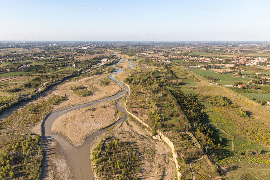 Aerial view: Secchia River in Sassuolo in the state Modena, Italy. – Photo: IMG_134573.jpg taken on 09/19/2022 by Werner Riehm/FLY-FOTO.com – Resolution of the original: 4597 x 3065 px