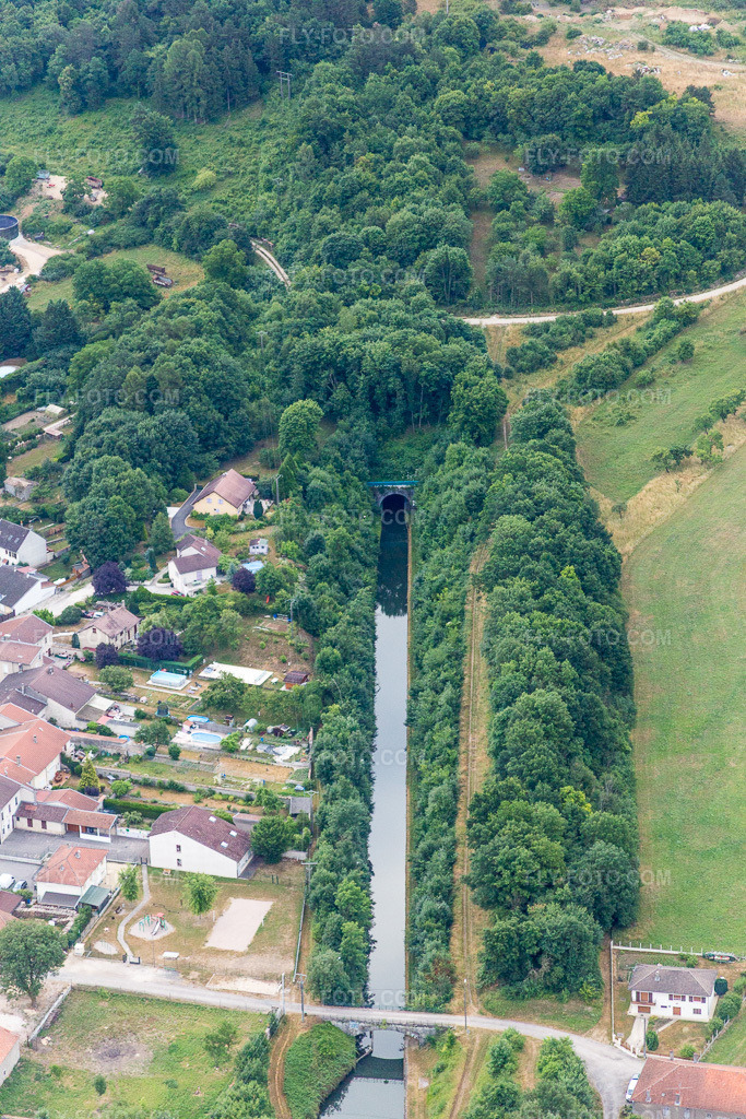 Aerial view: Underground canal route and banks of the inland waterway Canal Rhin au Marne in Lay-Saint-Remy in the state Meurthe et Moselle, France. – Photo: IMG_083532.jpg taken on 07/13/2015 by Werner Riehm/FLY-FOTO.com – Resolution of the original: 3648 x 5472 px