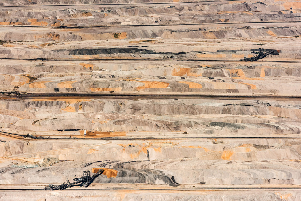 _0013039_1.jpg | ELSDORF 06.09.2016 Der Tagebau Hambach in Elsdorf im Rheinland im Bundesland Nordrhein-Westfalen. Das Bergbaugelände gehört der RWE Power AG. Es wird vor allem Braunkohle abgebaut. Der Tagebau befindet sich auf dem Gebiet der Gemeinden Niederzier, Kreis Düren und Elsdorf. Der Tagebau ist immer wieder Grund für die Umsiedelung von Ortschaften. So musste die einstmals größte Waldfläche des Bundeslandes ebenso weichen, wie alte Ortschaften wie Manheim oder Etzweiler. // The opencast pit Hambach in Elsdorf in the Rhine area of North Rhine-Westphalia. The area is run by RWE Power AG: It is primarily used for excavating brown and soft coal. The area includes the county district Niederzier, Kreis Dueren and Elsdorf. The pit and mine is often reason for the relocation of villages. Parts of the largest wooded area of the state were destroyed and old settlements such as Manheim or Etzweiler had to be relocated. Foto: Daniel Reiter