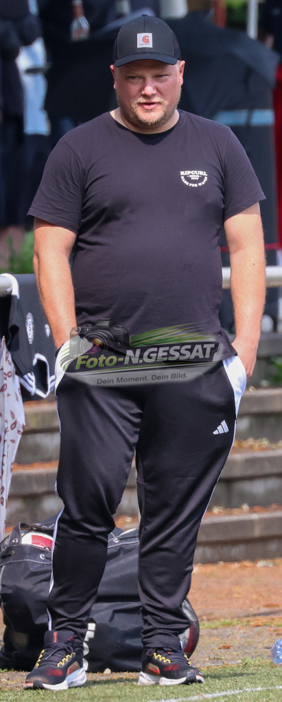 Bünder SV - TuS Bruchmühlen II | Auf dem Bild zu sehen: TuS Bruchmühlen II Trainer: Fabian Hilker  Bünder SV, TuS Bruchmühlen II, Saison 25/26, Kreisliga A, Bünde, Deutschland - Realisiert mit Pictrs.com