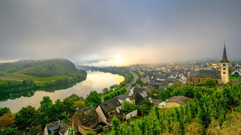 Bremm mit Kirche im Morgennebel | Online Foto-Shop von André Engelhardt, Filmemacher und Fotograf. Fine Art Prints, Kunstdrucke, Fotogeschenke, Souvenirs von Mosel, Rhein und mehr. 