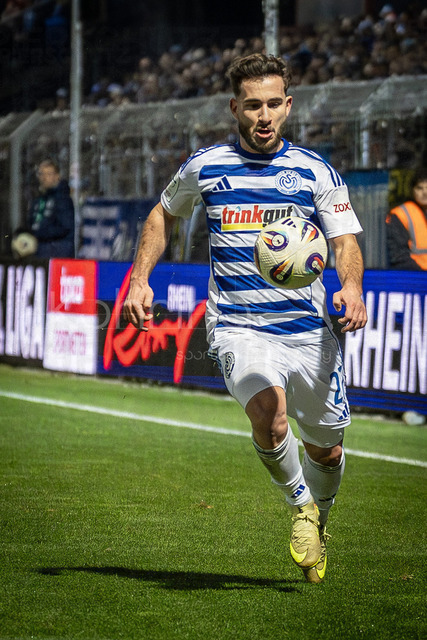3. Liga: FC Viktoria Köln - MSV Duisburg, 21.12.2025 | Can Coskun (MSV Duisburg, 27) ; Köln, 21.12.2025, 19. Spieltag der 3. Fußball-Liga, FC Viktoria Köln - MSV Duisburg im Sportpark Hoehenberg in Köln.Die DFL-Bestimmungen verbieten die Verwendung von Fotografien als Bildsequenzen und / oder Quasi-Videos.
