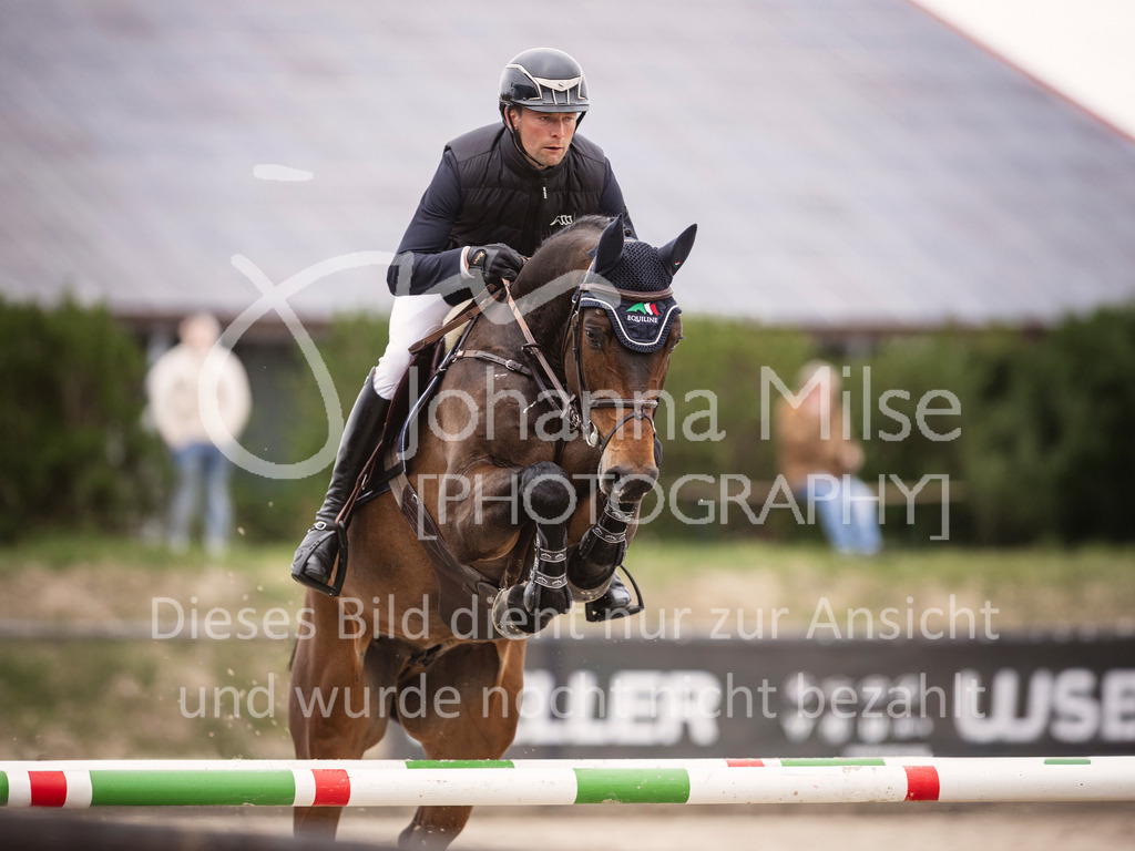 250417_Springpferde-L2-356 | Deine schönsten Turniermomente als professionelle Fotos! Entdecke hochwertige Pferdesport-Fotografie im Online-Shop. Jetzt Fotos finden & bestellen!