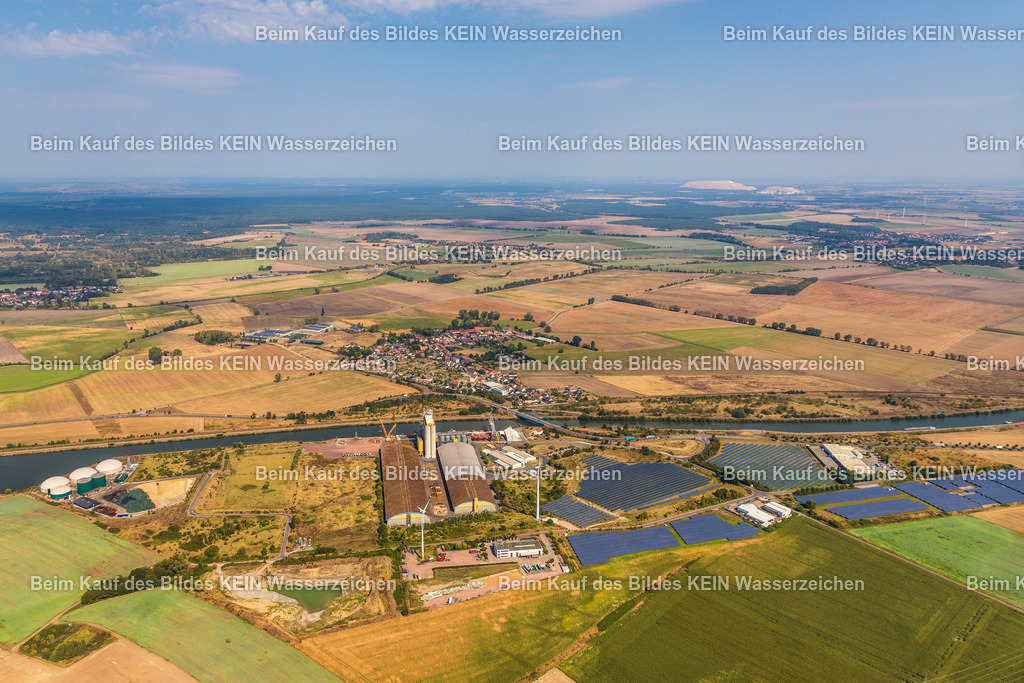 Vahldorf | Diese Luftaufnahme zeigt einen Ort im Landkreis Börde aus der Vogelperspektive. Das Bild entstand aus einem Tragschrauber und vermittelt einen eindrucksvollen Überblick über die Siedlungsstruktur, die umgebende Landschaft und die charakteristischen Merkmale des Ortes. Die Aufnahme dokumentiert Architektur, Straßenverläufe und Grünflächen aus einer außergewöhnlichen Perspektive und ist Teil des Mitteldeutschen Bildarchivs von Luftbildfotograf Steffen Lehmann.
 - Realisiert mit Pictrs.com