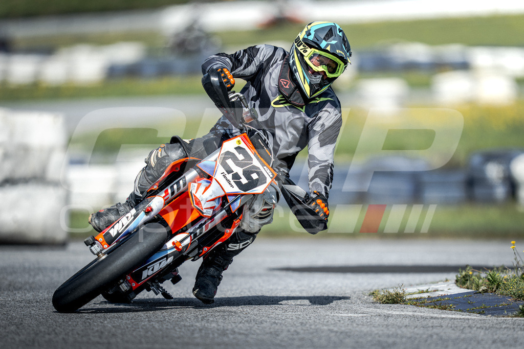 G-Cup + Supermoto Staatsmeisterschaft + Hungarian Supermoto Championship | GRIPcapture steht für authentische Sportfotografie in Österreich – für Momente, die mehr sind als Geschwindigkeit oder Ergebnis. Es geht um Emotion, Spannung, Fokus und den Augenblick, der oft nur einen Wimpernschlag dauert.Ob Motorsport, Teamsport oder 