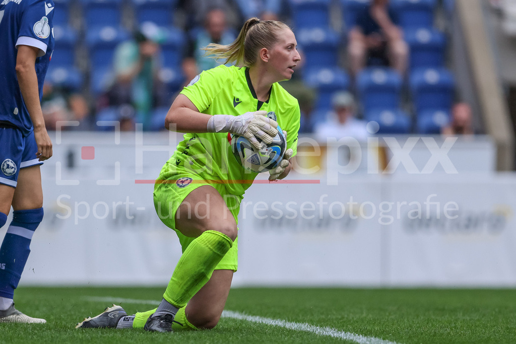 Fussball, DFB-Pokal Frauen, DSC Arminia Bielefeld - SV Werder Bremen | v.li.: Lisa Venrath (Torhüterin, Torwart, Arminia Bielefeld, 1) am Ball, Einzelbild, Ganzkörper, Aktion, Action, Spielszene, DIE DFB-RICHTLINIEN UNTERSAGEN JEGLICHE NUTZUNG VON FOTOS ALS SEQUENZBILDER UND/ODER VIDEOÄHNLICHE FOTOSTRECKEN. DFB REGULATIONS PROHIBIT ANY USE OF PHOTOGRAPHS AS IMAGE SEQUENCES AND/OR QUASI-VIDEO.