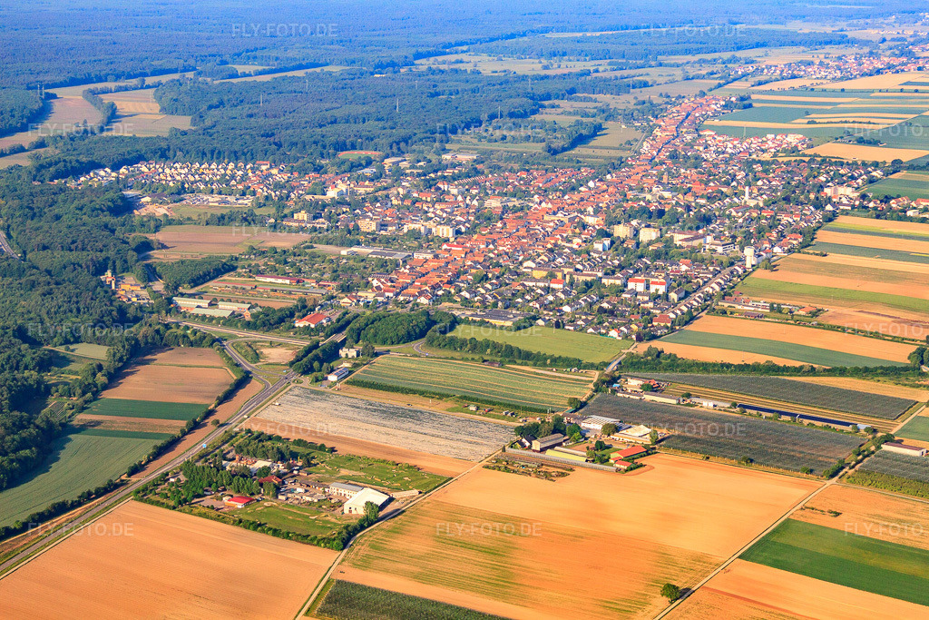 Luftbild: Stadtübersicht aus Nordosten in Kandel im Bundesland Rheinland-Pfalz in Deutschland. Foto: IMG_64952.jpg vom 18.05.2014 durch Werner Riehm/FLY-FOTO.de