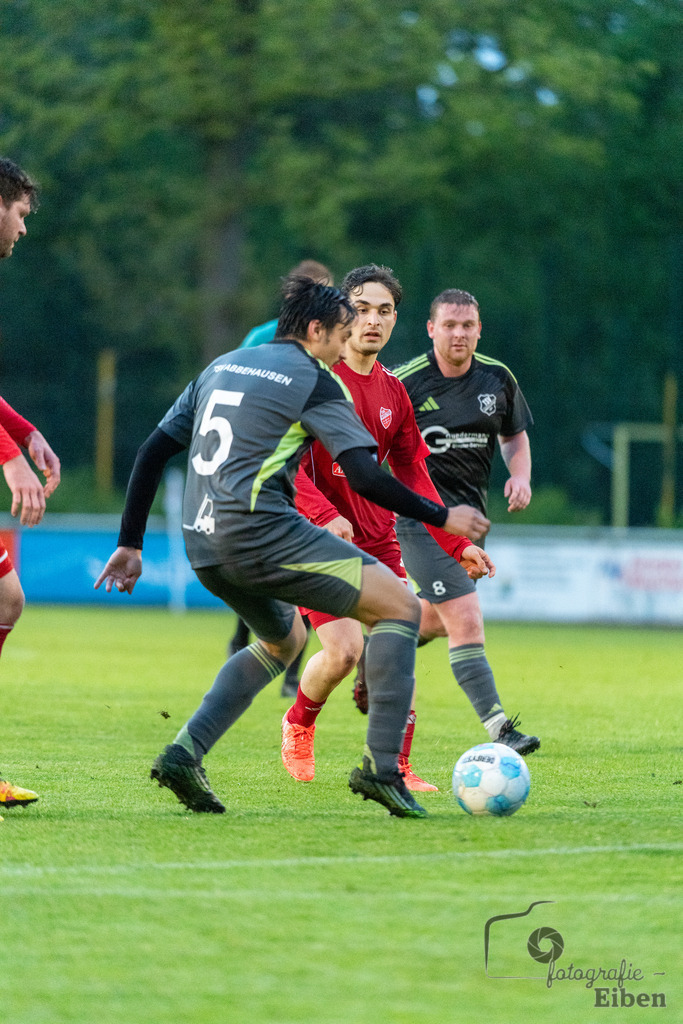 SV Eintracht Wiefelstede-TSV Abbehausen | Bezirksliga Herren; SV Eintracht Wiefelstede (rot)-TSV Abbehausen (grau) am 13.05.2026 in Wiefelstede (Sportanlage), Photo: Philip Eiben 2026 - Realisiert mit Pictrs.com