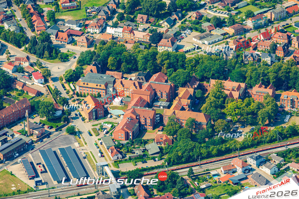 Krankenhaus Ludwigslust Bild- Das Luftbild wurde 2025 vom UL-Flugzeug heraus erstellt ( keine Drohne bzw. Drohnenaufnahme ) - Hochauflösende Luftaufnahme -Nicht vergleichbar mit Google Maps oder Satelittenbilder- Die Geschenkidee !Mit Lizenz und Bildrechte bestellbar - CC