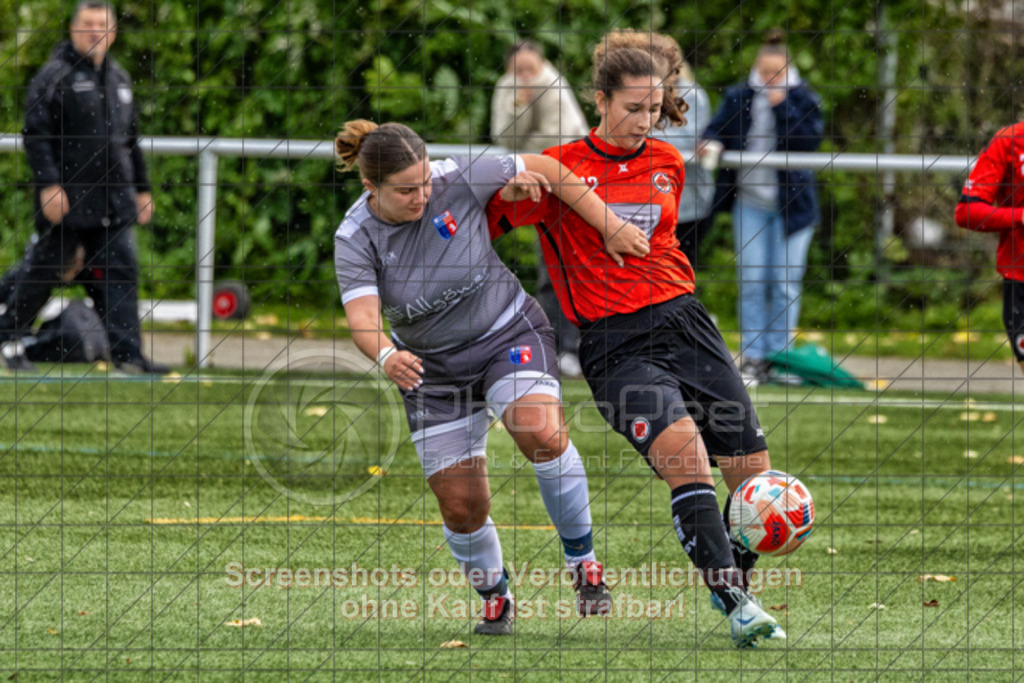 20251005_112041_0228-Bearbeitet | #,1.Göppinger SV (rot) vs. SGM Aufhausen/Nellingen (grau), Fußball, Frauen-Regionenliga 3 - WfV, 04. Spieltag, Saison 2025/2026, Kunstrasenplatz Nord, Hohenstaufenstr. 116, 73033 Göppingen, 05.10.2025 - 11:00 Uhr,Foto: PhotoPeet-Sportfotografie/Peter Harich