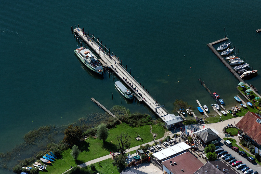 dr__0077089.jpg | GSTADT AM CHIEMSEE 06.09.2021 Passagier- und Fahrgast- Schiff am Schiffsanleger in Gstadt am Chiemsee im Bundesland Bayern, Deutschland. // Passenger ship on Schiffsanleger in Gstadt am Chiemsee in the state Bavaria, Germany. Foto: Daniel Reiter