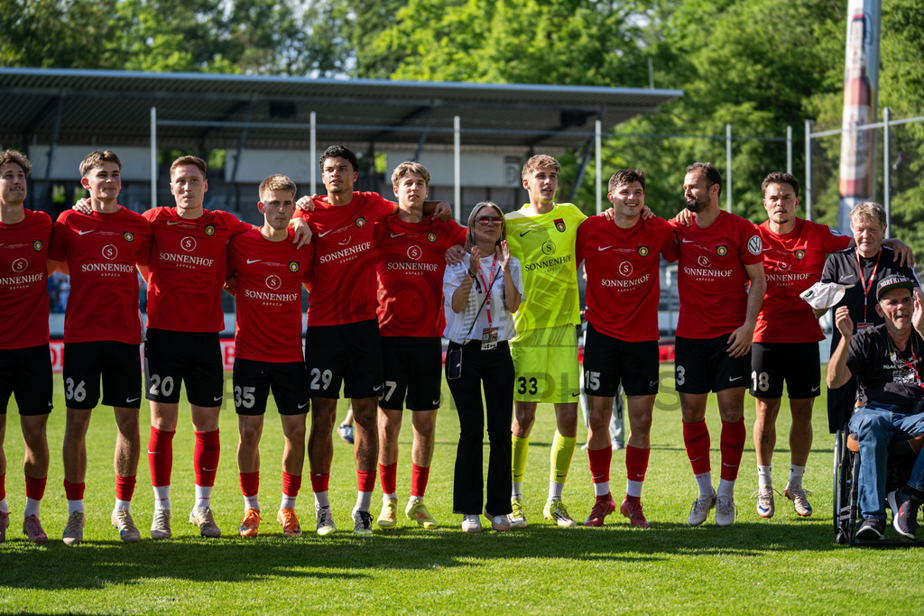 Stuttgarter Kickers vs. SG Sonnenhof Großaspach, Fussball, WFV-Pokal, Finale, 23.05.2026 | Team jubelt nach Abpfiff mit Fans, Zuschauern und Verantwortlichen,Stuttgarter Kickers vs. SG Sonnenhof Großaspach, Fussball, WFV-Pokal, Finale, 23.05.2026