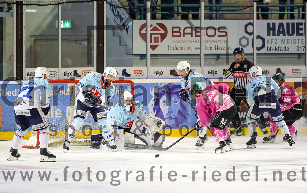 2025-10-05_031_TSV_Erding_gegen_Heilbronner_Falken | Erding, Deutschland, 05.10.2025:Eishockey, Oberliga Süd 2025 / 2026, 6. Spieltag, TSV Erding gegen Heilbronner Falken, Endergebnis: 3:1Paul Fabian (Heilbronner Falken, #71), Lars Schiller (Heilbronner Falken, #28), Torwart Franz Jokinen (Heilbronner Falken, #75), Erik Modlmayr (Erding Gladiators, #21)Foto: Christian Riedel / fotografie-riedel.net