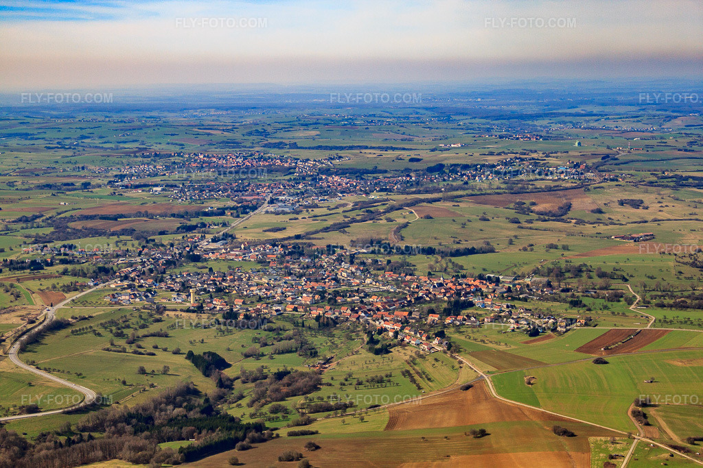 Aerial view: View of the town from the east in Petit-Réderching in the state Moselle, France. – Photo: IMG_38471.jpg taken on 03/20/2011 by Werner Riehm/FLY-FOTO.com – Resolution of the original: 4752 x 3168 px