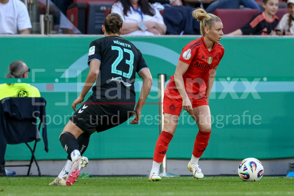 Fussball, DFB-Pokal Finale Frauen, FC Bayern München - SV Werder Bremen | v.li.: Hanna Nemeth (SV Werder Bremen, 23) und Linda Dallmann (FC Bayern München, 10) am Ball, Einzelbild, Ganzkörper, Aktion, Action, Spielszene, DIE DFB-RICHTLINIEN UNTERSAGEN JEGLICHE NUTZUNG VON FOTOS ALS SEQUENZBILDER UND/ODER VIDEOÄHNLICHE FOTOSTRECKEN. DFB REGULATIONS PROHIBIT ANY USE OF PHOTOGRAPHS AS IMAGE SEQUENCES AND/OR QUASI-VIDEO.