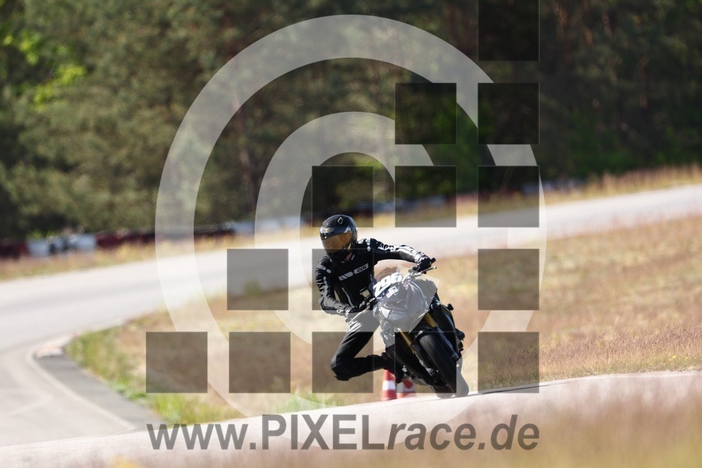0296-20240509_00605 | Schöne Erinnerungen an spannende Momente - das festzuhalten ist unser Job. PIXELrace.de ist seit 2003 auf den Rennstrecken Europas unterwegs um die Action draußen beim Fahren und die wunderbare Stimmung imm Fahrerlager für euch einzufangen.