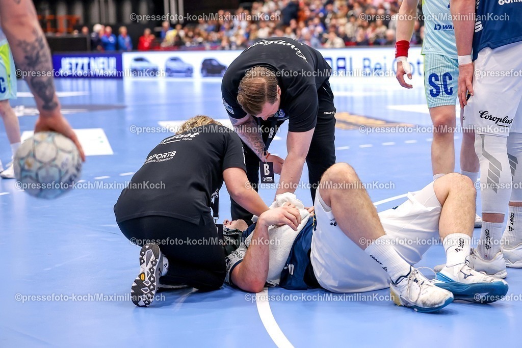 BHC02042601036 | 02.04.2026, Handball, HBL, Bergischer HC - VfL Gummersbach, Mitsubishi Electric HALLE Düsseldorf: Aron Seesing (BHC #49) liegt mit Schmerzern auf dem Spielfeld. Cheftrainer Arnor Gunnarsson (BHC #hc) erkundigt sich nach Ihm.