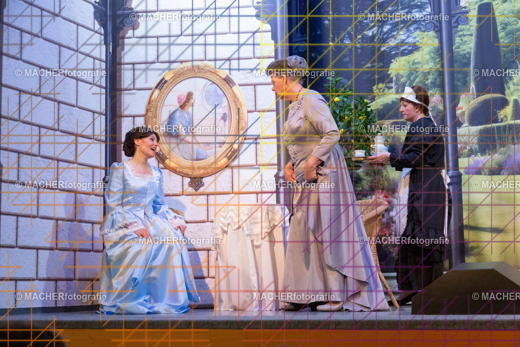 379_MFL-2025 | Portraitbilder von Regisseur; Darsteller; Techniker; Maske; Kostüme; Chor; Musiker; Bilderserie der Generalprobe und der Premierenvorstellung, Szenenbilder; Ausdrucksstudien; Bühnenüberblick; Bühnenkulissen; Pressefotos inkl. Redaktionsfoto Darstellergruppe.