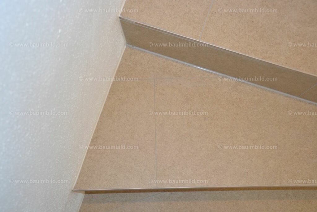 bib-lg21-fliesenlegerarbeiten-0063 | Nach LV-Leistungsgruppen sortierte Detailfotos über den Bau eines Hauses. Alle Hausbau-Bilder direkt vom Urheber und Autor der Website Haus-Selber-Bauen.com