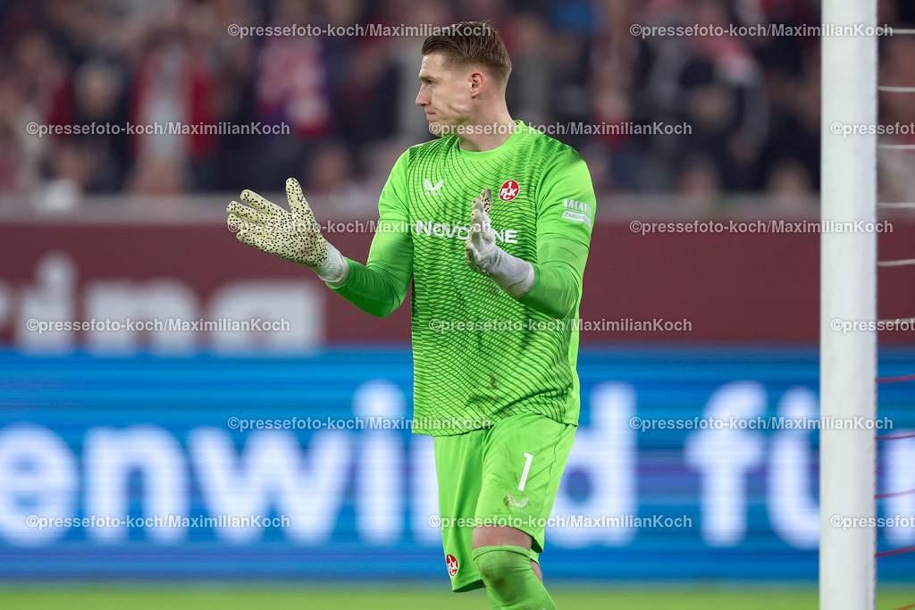 Due26102401026 | 26.10.2024, Fußball, Fortuna Düsseldorf - 1.FC Kaiserslautern, 2. Bundesliga, Merkur Spiel-Arena, Saison 2024 2025: Torwart Julian Krahl (FCK #1) gestikulierendDFB regulations prohibit any use of photographs as image sequences and or quasi-video.