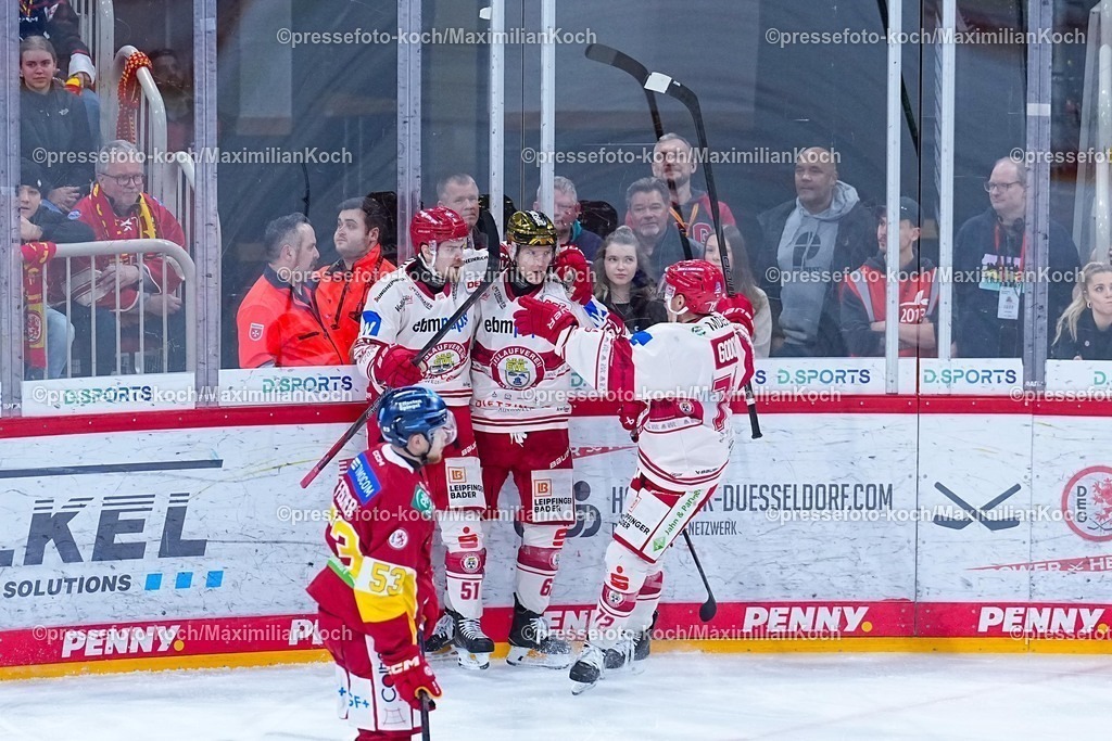 xYDRx20022601050 | 20.02.2026, xydrx, Eishockey, DEL2, Düsseldorfer EG - EV Landshut, PSD Bank Dome Düsseldorf: Torjubel nach dem Tor zum 3:3 für den EV Landshut durch Torschütze Tor Immo (EV Landshut #62) zusammen mit Jesse Koskenkorva (EV Landshut #51) und Trevor Gooch (EV Landshut #72)  Photo: xYannisxDreimannxPressefotoKochx