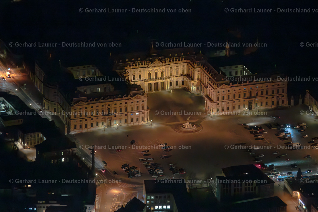 3901955 | Würzburger Residenz ist ein barocker Schlossbau am Rande der Innenstadt von Würzburg, der 1720 begonnen wurde und bis 1744 vollendet war. Nachtaufnahme
