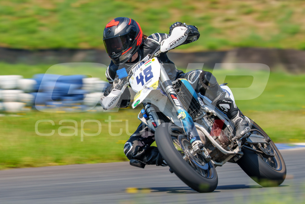 G-Cup + Supermoto Staatsmeisterschaft + Hungarian Supermoto Championship | GRIPcapture steht für authentische Sportfotografie in Österreich – für Momente, die mehr sind als Geschwindigkeit oder Ergebnis. Es geht um Emotion, Spannung, Fokus und den Augenblick, der oft nur einen Wimpernschlag dauert.Ob Motorsport, Teamsport oder 