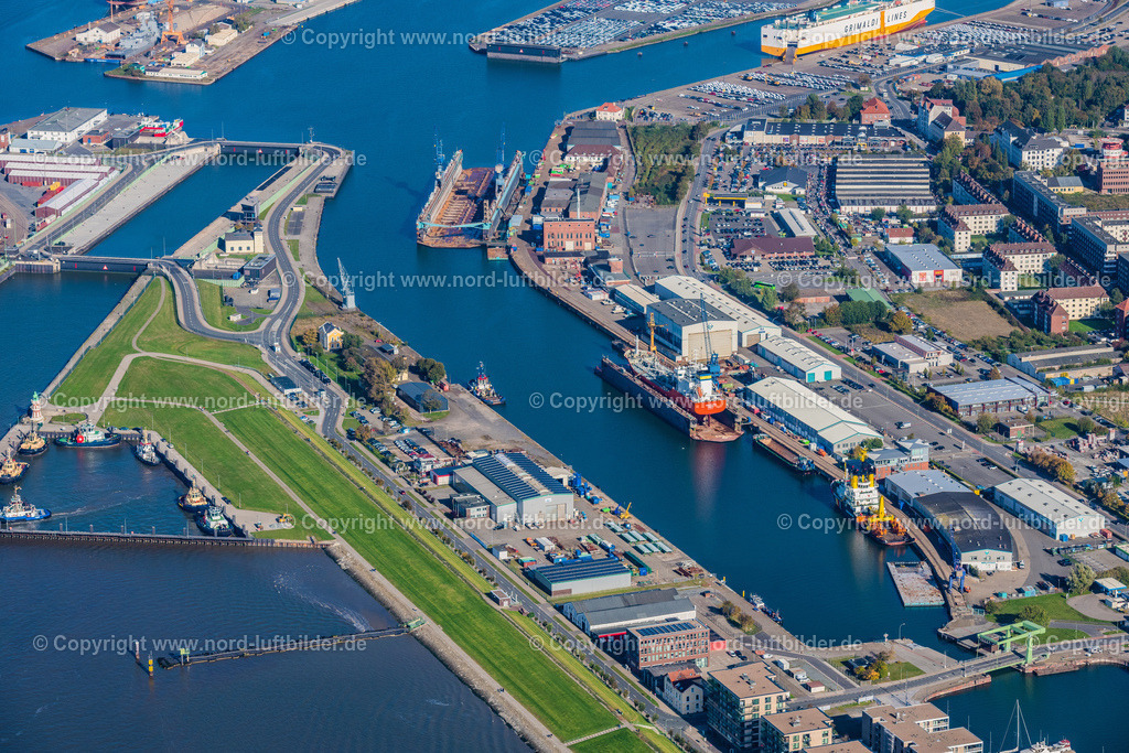 Bremerhaven_Kaiserhafen_ELS_4962091022 | BREMERHAVEN 09.10.2022 Hafenanlagen am Ufer des Hafenbeckens des Kaiserhafen in Bremerhaven im Bundesland Bremen, Deutschland. // Port facilities on the banks of the harbor basin of the Kaiserhafen in Bremerhaven in the state Bremen, Germany. Foto: Martin Elsen