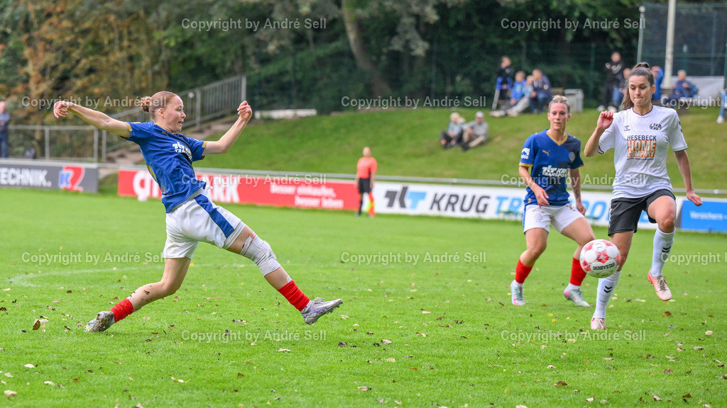 Holstein Kiel vs SV Henstedt-Ulzburg | Kira Hasse (Holstein #24 schiesst der Torfrau in die Arme) vs Johanna Labuj (SVHU #2) / Fußball-Regionalliga Nord Frauen 2025/2026 / Holstein Kiel vs SV Henstedt-Ulzburg / Waldwiese / Kiel / 14.09.25 - Realisiert mit Pictrs.com
