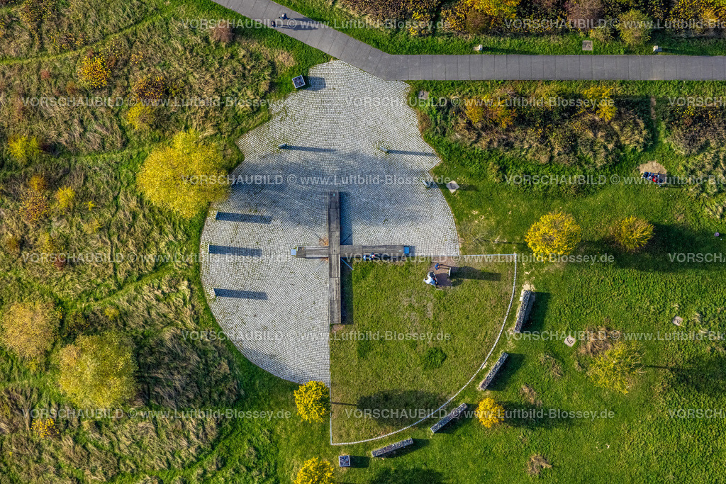 Bochum221101151 | Luftbild, Aussichtspalttform und Sitzgelegenheit am Tippelsberg, Hügel und Park, herbstliche Bäume, Riemke, Bochum, Ruhrgebiet, Nordrhein-Westfalen, DeutschlandTippelsberg, Park,