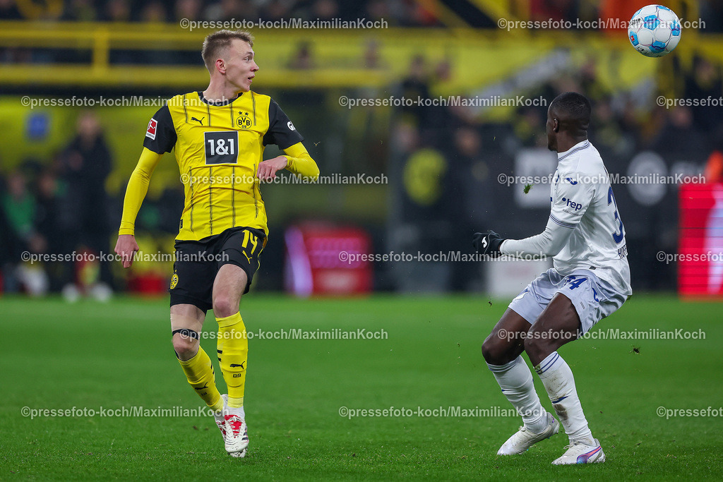 BVB15122402181 | 15.12.2024, Fußball, Borussia Dortmund - TSG 1899 Hoffenheim, 1. Fußball Bundesliga, 14. Spieltag, Signal Iduna Park, Saison 2024 2025: Maximilian Beier (BVB #14) neben Stanley Nsoki (Hoffenheim #34)DFB regulations prohibit any use of photographs as image sequences and or quasi-video.