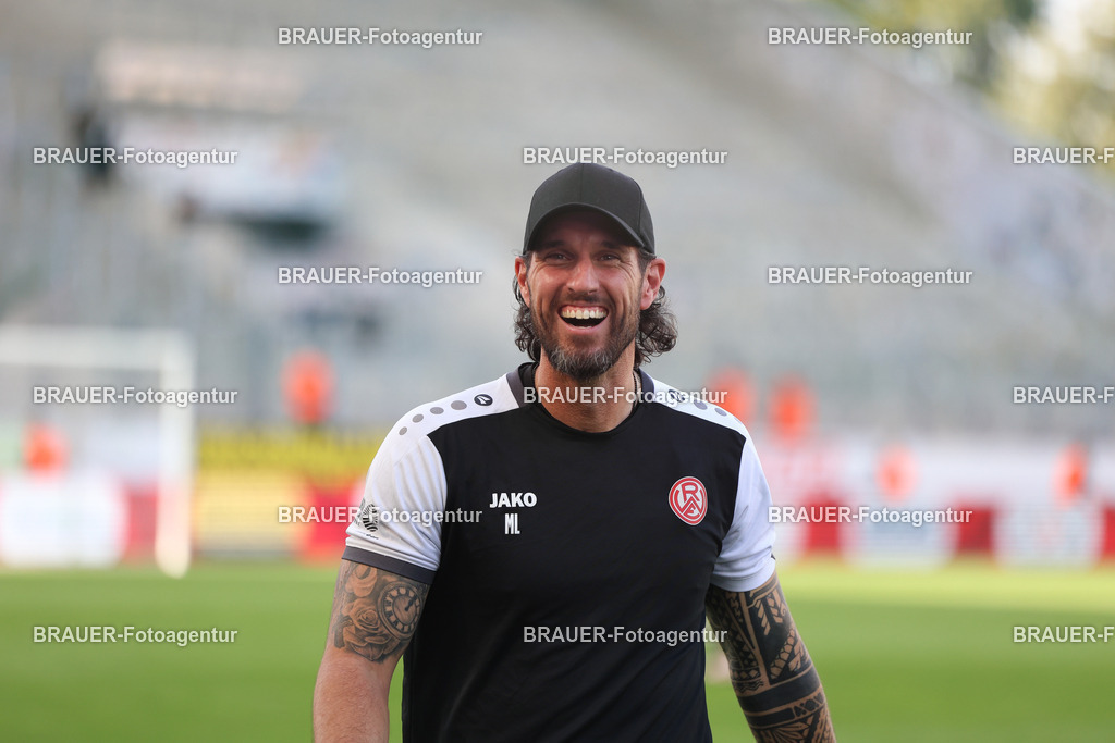 Rot-Weiss Essen - Hansa Rostock | Essen, Deutschland, 20.09.2025 Manuel Lenz (Rot-Weiss Essen) lacht während des 3.Liga Spiels zwischen  Rot-Weiss Essen und Hansa Rostock am 20.09.2025 im Stadion an der Hafenstraße in Essen. (Foto von Timo Bluhmki-Schmidt/Brauer Fotoagentur