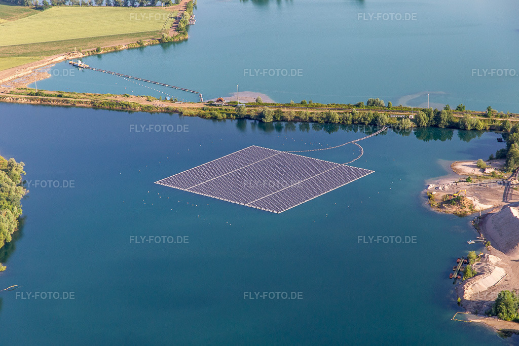 Luftbild: Schwimmender Solarpark auf Baggersee in Leimersheim im Bundesland Rheinland-Pfalz in Deutschland. Foto: IMG_141819.jpg vom 18.06.2024 durch Werner Riehm/FLY-FOTO.de